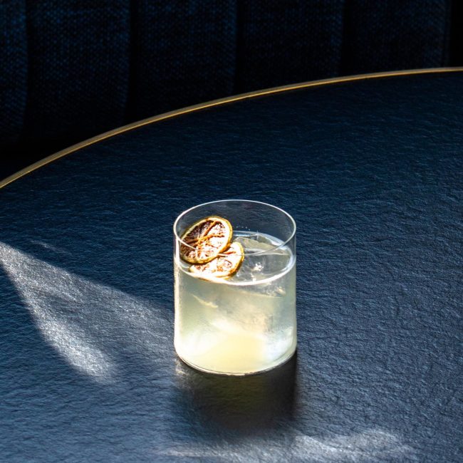Cocktail in bicchiere guarnito con limone