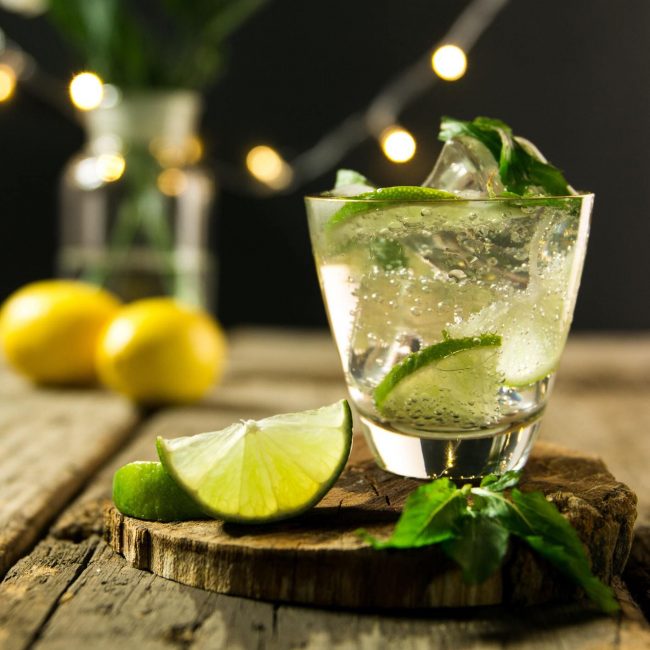Cocktail guarnito con lime