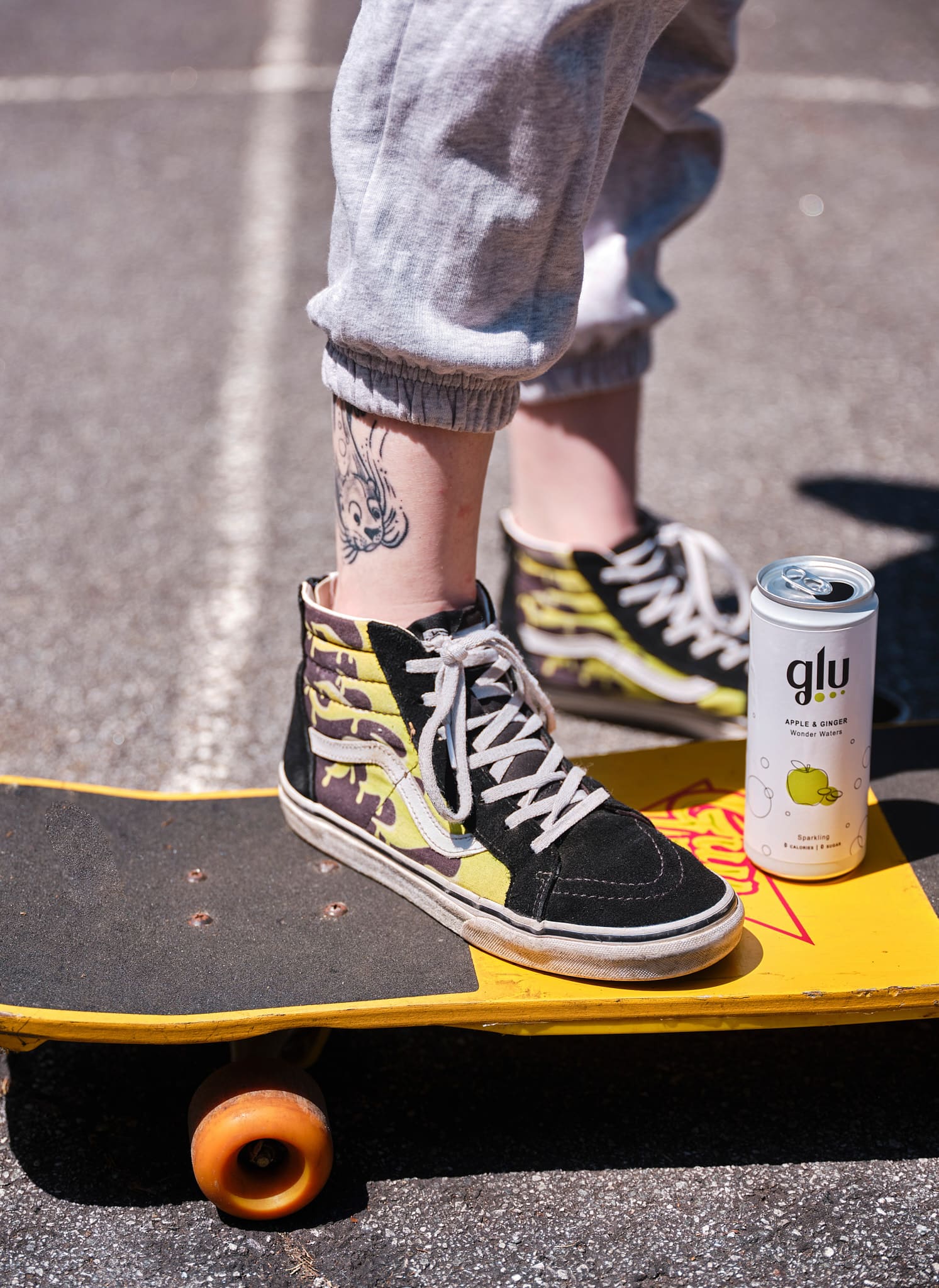 Glu Apple & Ginger sopra uno skateboard