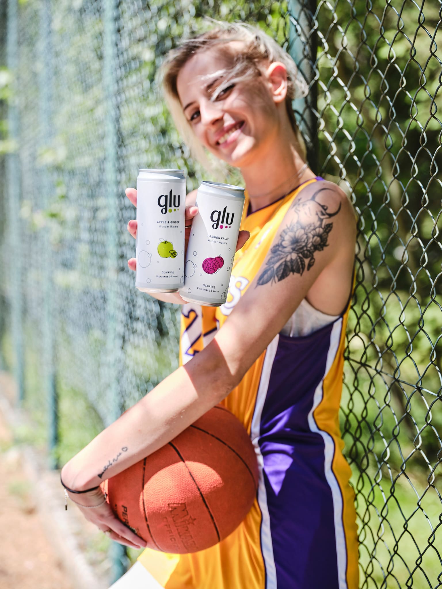 Una ragazza mostra le sue lattine Glu dopo aver fatto sport