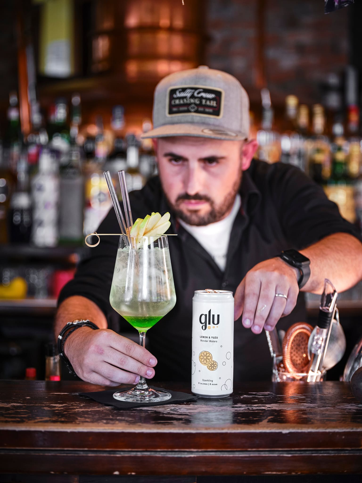Un barman prepara un cocktail utilizzando Glu Lemon & Yuzu